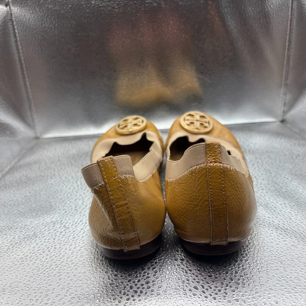Size 7 M Tory Burch Caroline Tan Womens Gold Logo Patent Leather‎ Ballet Flats
